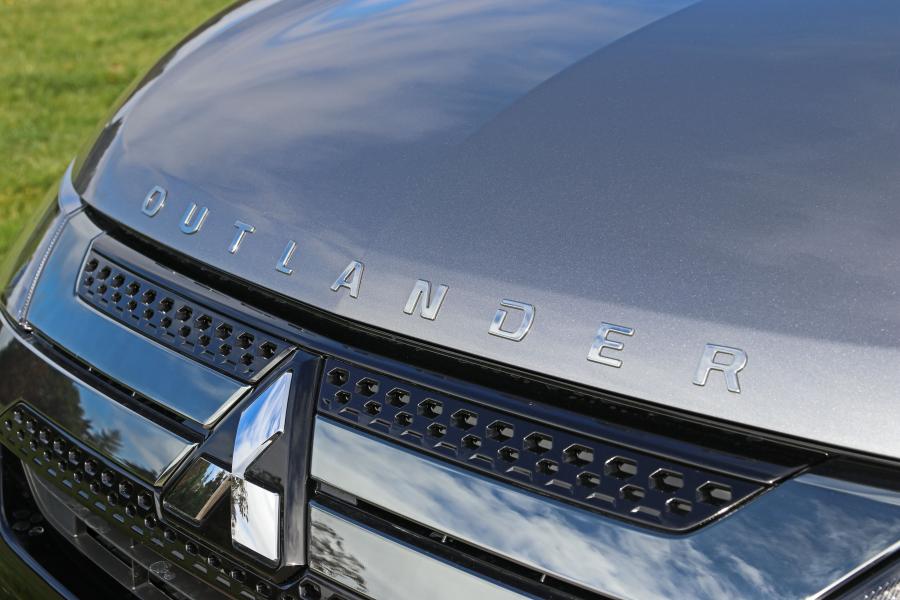 Логотип Mitsubishi Outlander PHEV 2018 года  (UK) (фото 3 из 25)
